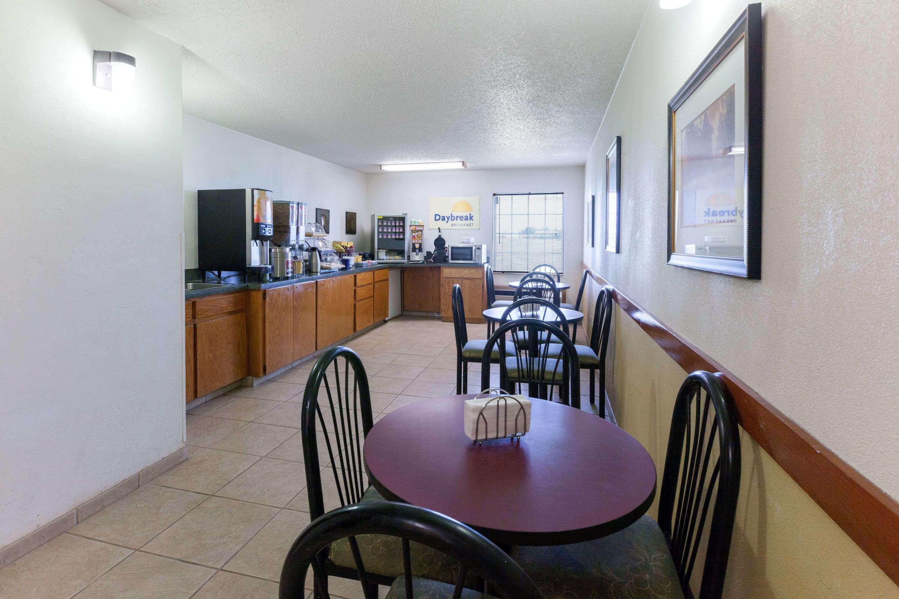 Days Inn By Wyndham Shawnee Extérieur photo